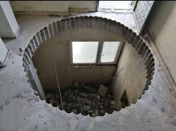 فني يؤدي خدمة حفر الأساس الخرساني